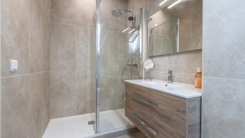 Een douche, een haardroger, handdoeken