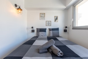 2 habitaciones, escritorio y tabla de planchar con plancha