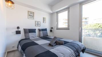 2 chambres, bureau, fer et planche Ă repasser, lit parapluie