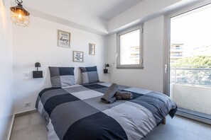 2 chambres, bureau, fer et planche à repasser, lit parapluie