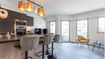 Réfrigérateur, micro-ondes, four, plaque de cuisson