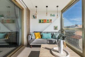 Smart TV - Admire Panoramic Ocean Views Thru Walls of Windows (Cannes)