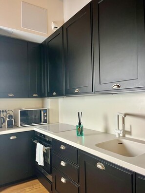 Fridge, microwave, stovetop, dishwasher