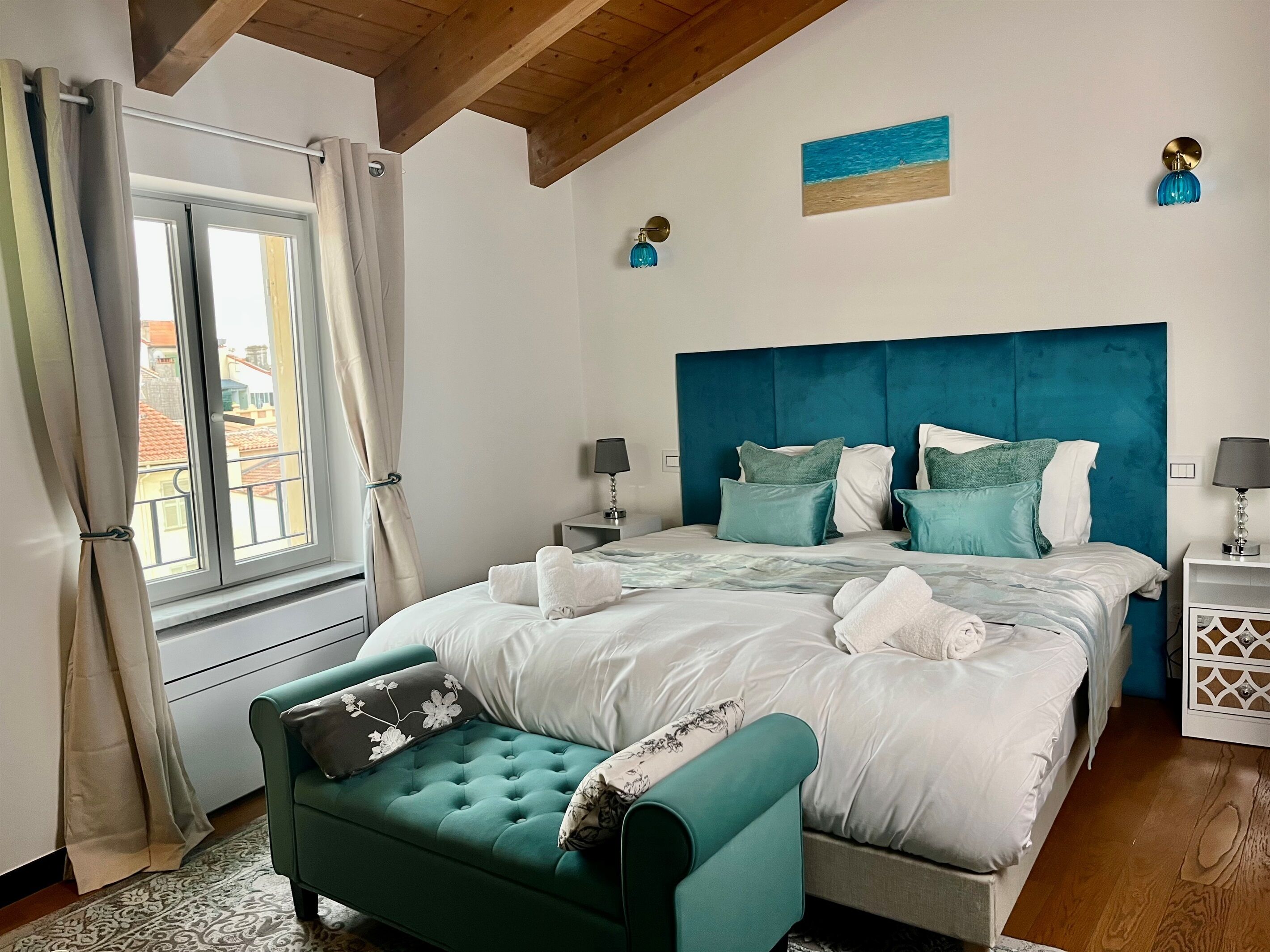 1 habitación, tabla de planchar con plancha y cuna de viaje 