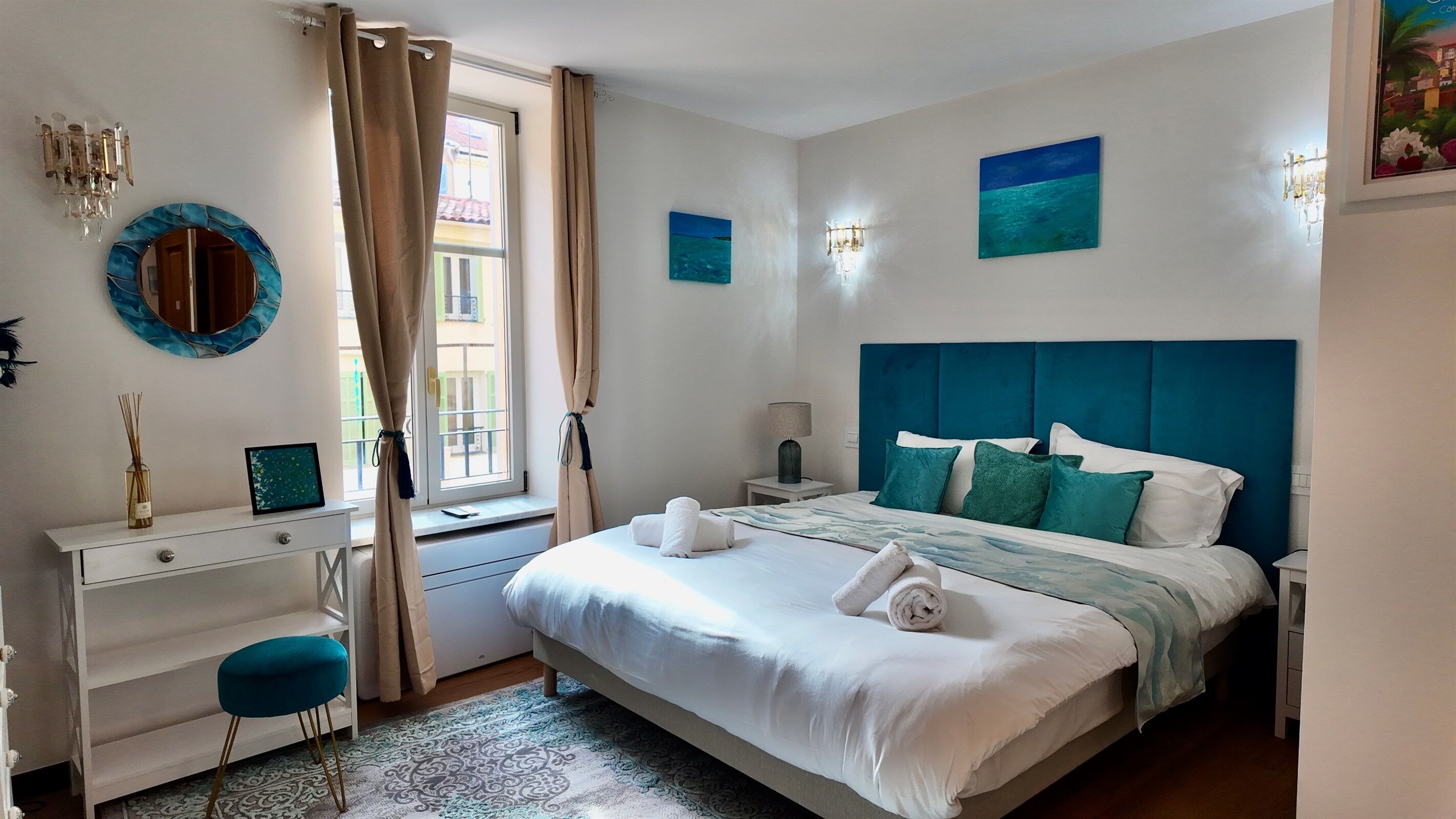 1 chambre, bureau, fer et planche à repasser, lit parapluie