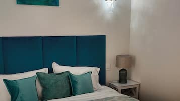 1 slaapkamer, een bureau, een strijkplank/strijkijzer, reisbedje