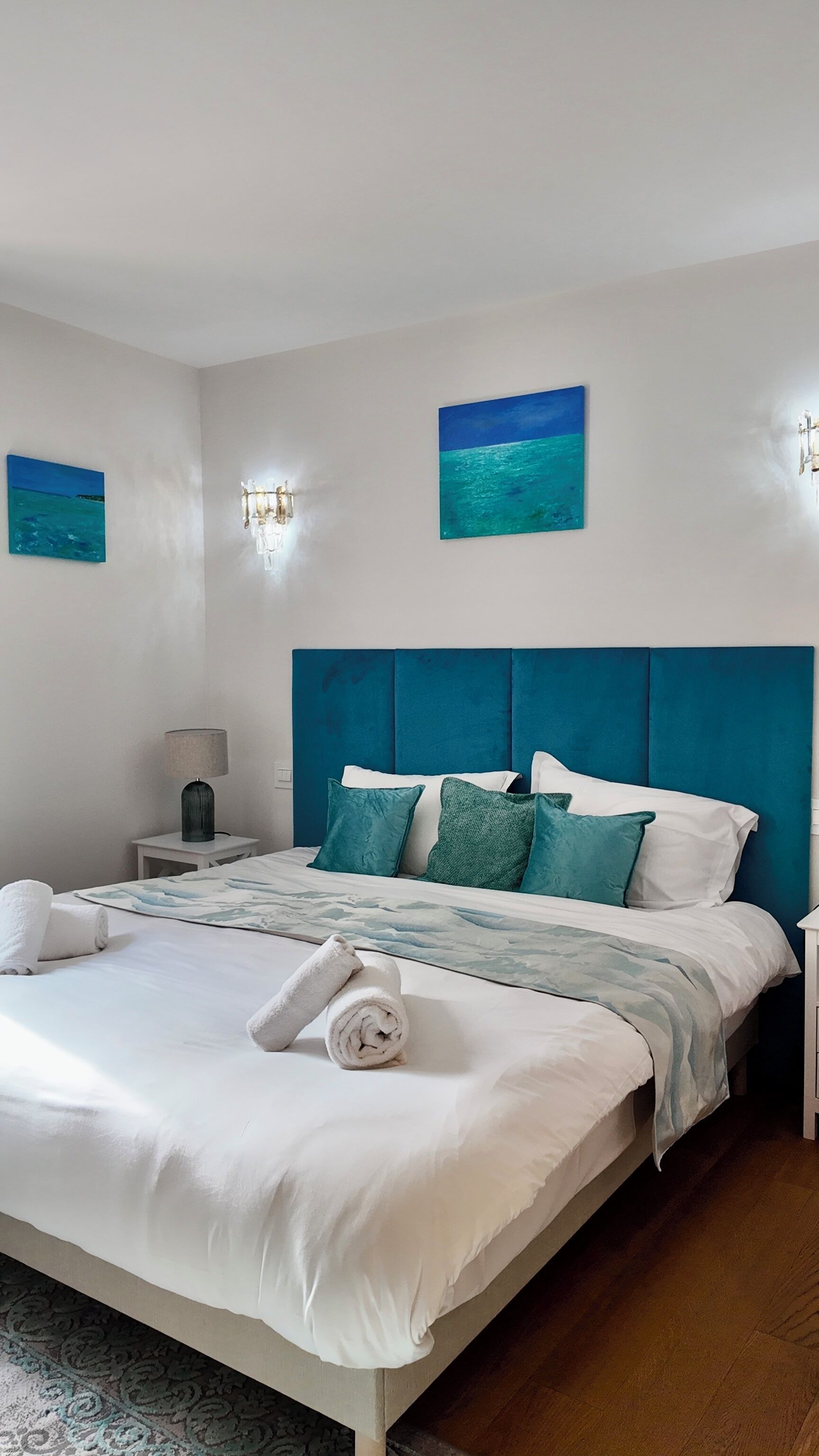 1 camera, una scrivania, ferro/asse da stiro, culla da viaggio