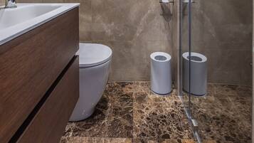 Een douche, een haardroger, handdoeken