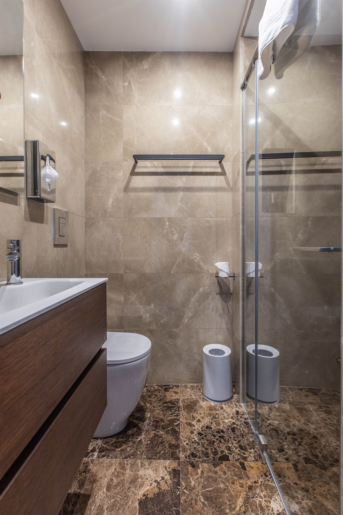 Een douche, een haardroger, handdoeken