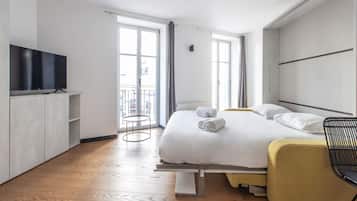 1 slaapkamer, een bureau, een strijkplank/strijkijzer, reisbedje