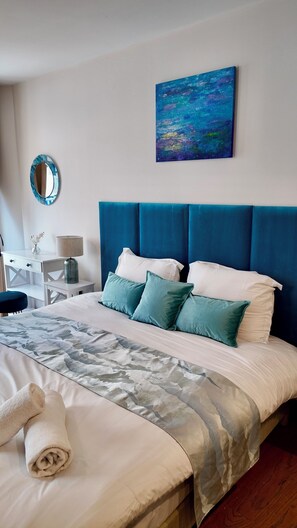 1 chambre, bureau, fer et planche à repasser, lit parapluie