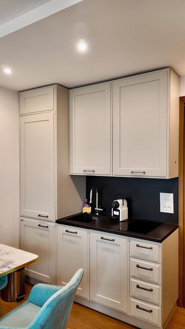 Fridge, microwave, stovetop, dishwasher - Superieure Room 22m² - Spacious | Casa d’Azur (Cannes)