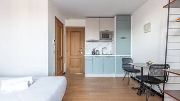 1 camera, una scrivania, ferro/asse da stiro, culla da viaggio