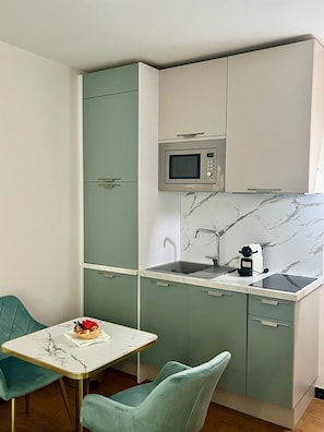 Fridge, microwave, stovetop, dishwasher - Large Superieure Room with Balcony | Casa d'Azur (Cannes)