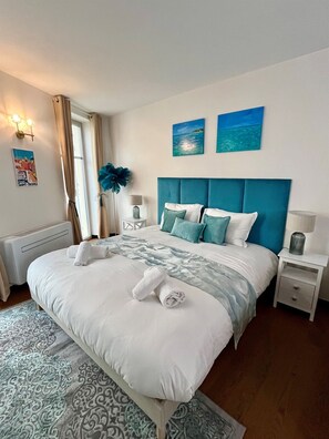1 habitación, escritorio, tabla de planchar con plancha y cuna de viaje 