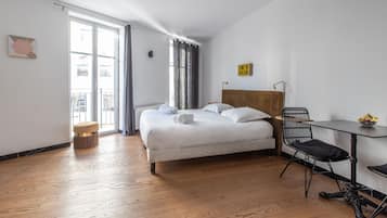 1 habitación, escritorio, tabla de planchar con plancha y cuna de viaje