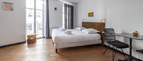 1 chambre, bureau, fer et planche Ă  repasser, lit parapluie