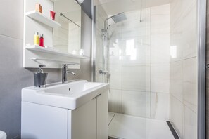 Shower, hair dryer, towels - Cute affordable 1-br minutes from Cannes Center (Cannes)