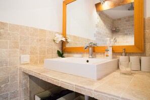 Bathtub, hair dryer, towels - Big loft 107m2, 10min walk to Palais des festivals (Cannes)