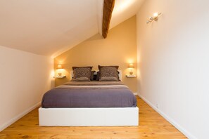 3 Schlafzimmer, Schreibtisch, Bügeleisen/Bügelbrett, Reisekinderbett