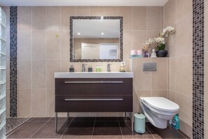 Shower, hair dryer, towels