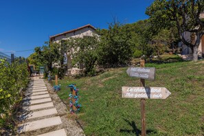 A pathway leading to a building with a sign indicating 'Petit Chateau' and 'Le chêne doré'.