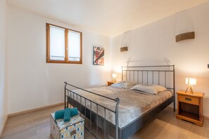 3 quartos, escrivaninha, ferros/tábuas de passar roupa, berço de viagem