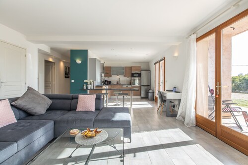 Quiet 3BR with terrace & incredible Mountain view