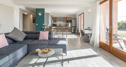 Quiet 3BR with terrace & incredible Mountain view
