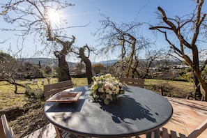 Outdoor dining - Charming Little Bucolic House 5-min from City (Mouans Sartoux)