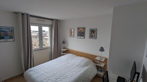 1 chambre, bureau, fer et planche à repasser, lit parapluie