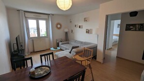 TV connectée, jeux vidéo, lecteur de DVD, livres