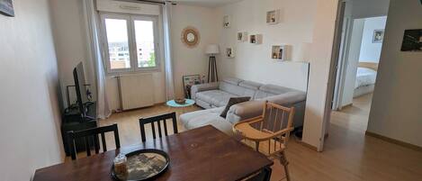 Smart TV, videogiochi, lettore DVD, libri