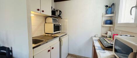 Kühlschrank, Mikrowelle, Herdplatte, Wasserkocher mit Kaffee-/Teezubehör
