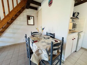 Dining - Studio Loft with Terrace, Steps from Beach - Gruissan (Gruissan)