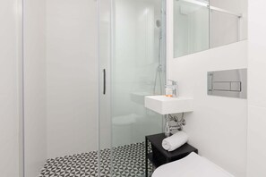 Een douche, shampoo