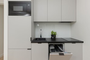 Frigorífico, microondas, placa de cocina y lavavajillas