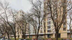 Ein mehrgeschossiges Wohnhaus mit Parkplatz.