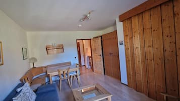 Fernseher, TischfuĂball, Tischtennisplatte