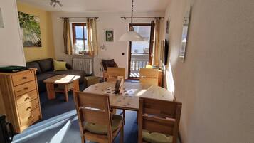 Televisio, pöytäjalkapallopöytä, pöytätennispöytä, stereot