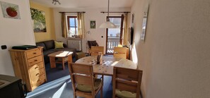 Televisie, tafelvoetbal, een tafeltennistafel en een stereo