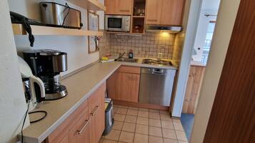 Fridge, microwave, stovetop, dishwasher