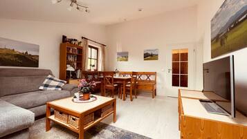 Fernseher, TischfuĂball, Tischtennisplatte