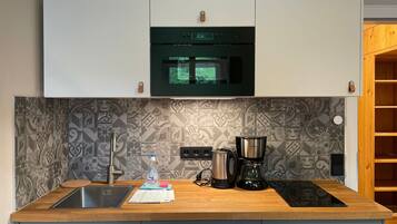 Frigorífic i utensilis de cuina, vaixella i coberteria