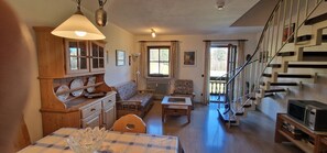 Fernseher, Tischfußball, Tischtennisplatte