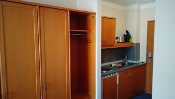 Køleskab, kogeplade, kaffe-/temaskine, brødrister