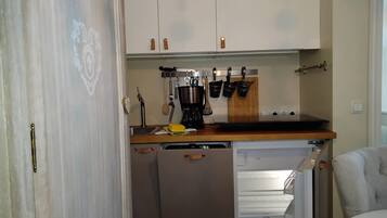 Jääkaappi, kahvin-/teenkeitin, leivänpaahdin