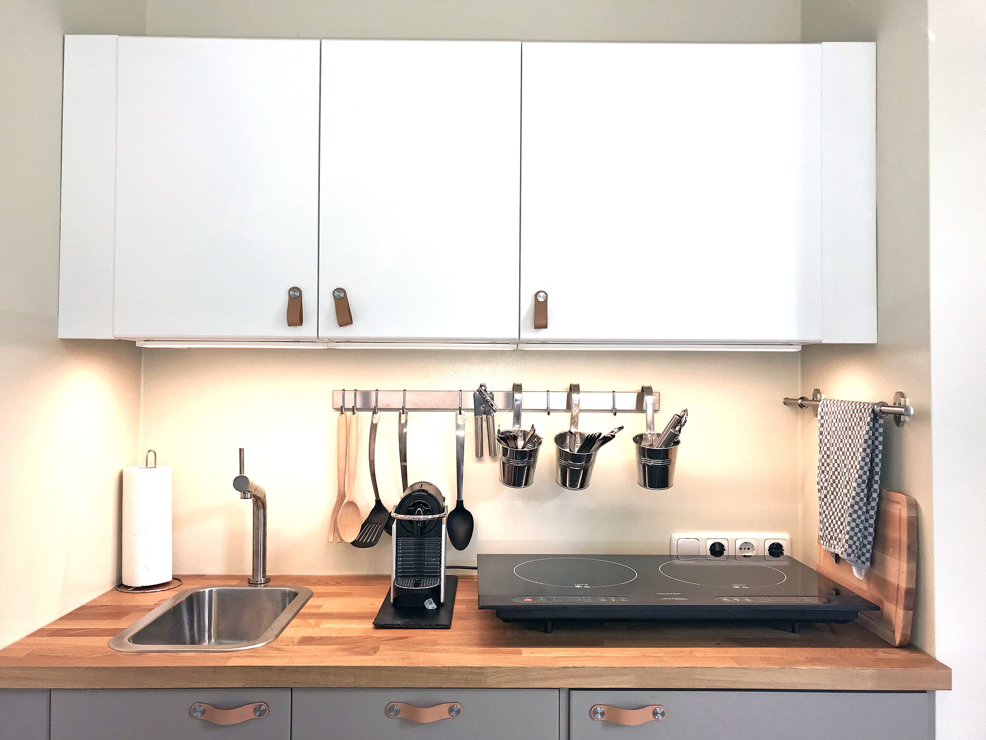 Kühlschrank, Wasserkocher mit Kaffee-/Teezubehör, Toaster