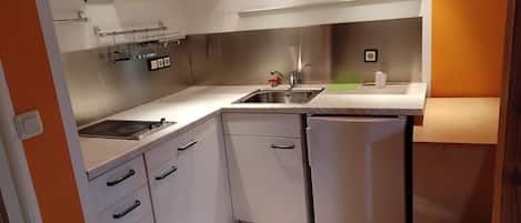 冷蔵庫、コンロ、コーヒー / ティーメーカー、トースター