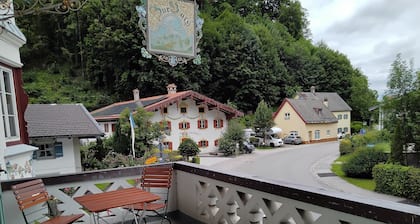 Cozy apartment with bay window in the Weber family's Haus zur Burg (Ap108)